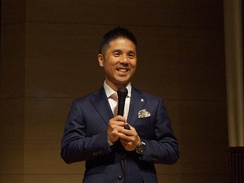 あいさつする宇田川雅生社長